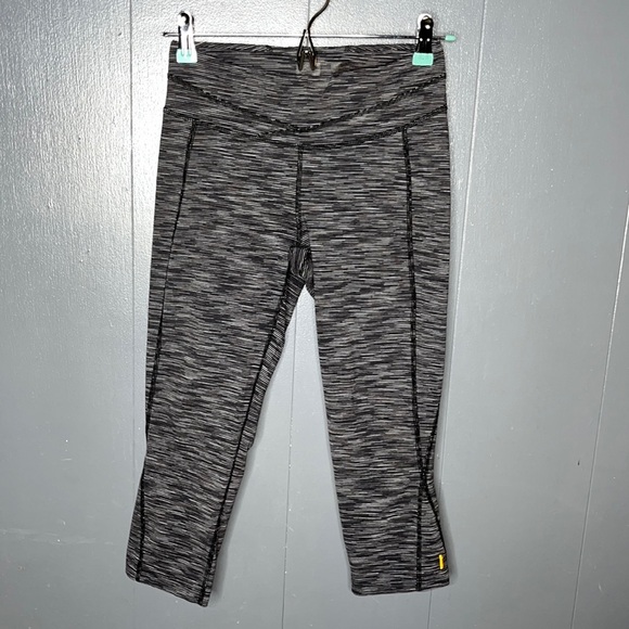 LUCY Capri legging size small - Picture 7 of 7